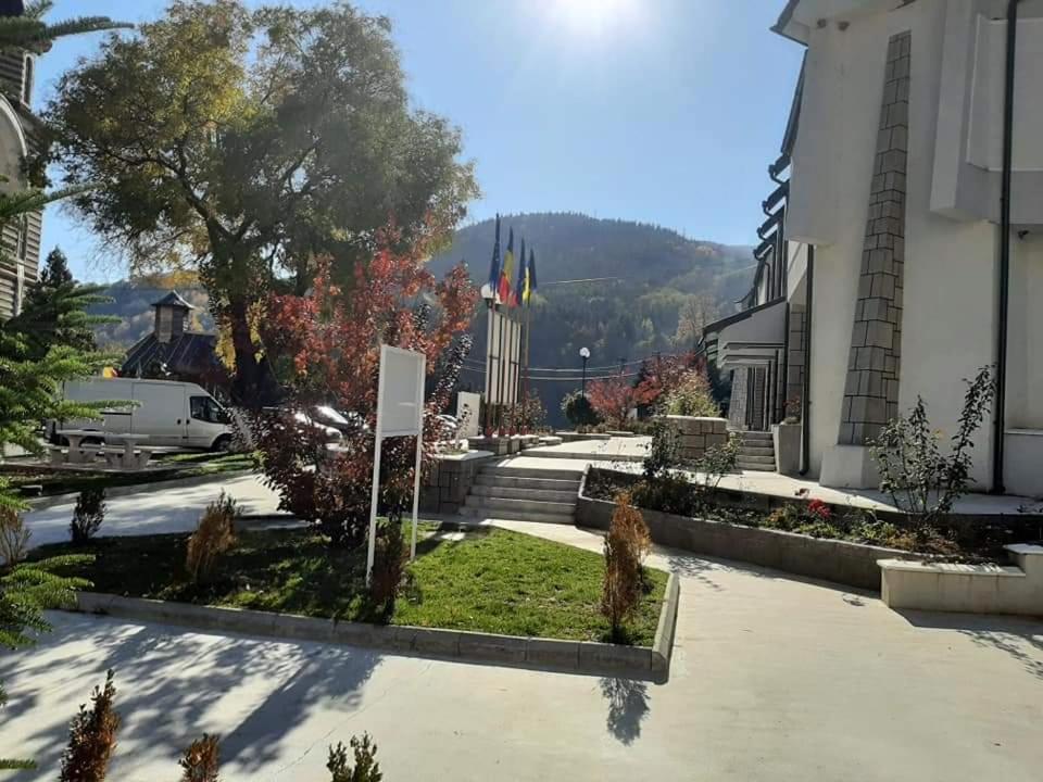 Cazare apartament cu 2 camere Nehoiu Exterior foto