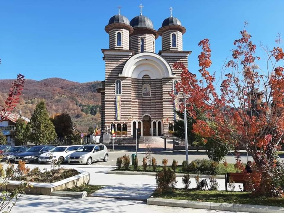 Cazare apartament cu 2 camere Nehoiu Exterior foto